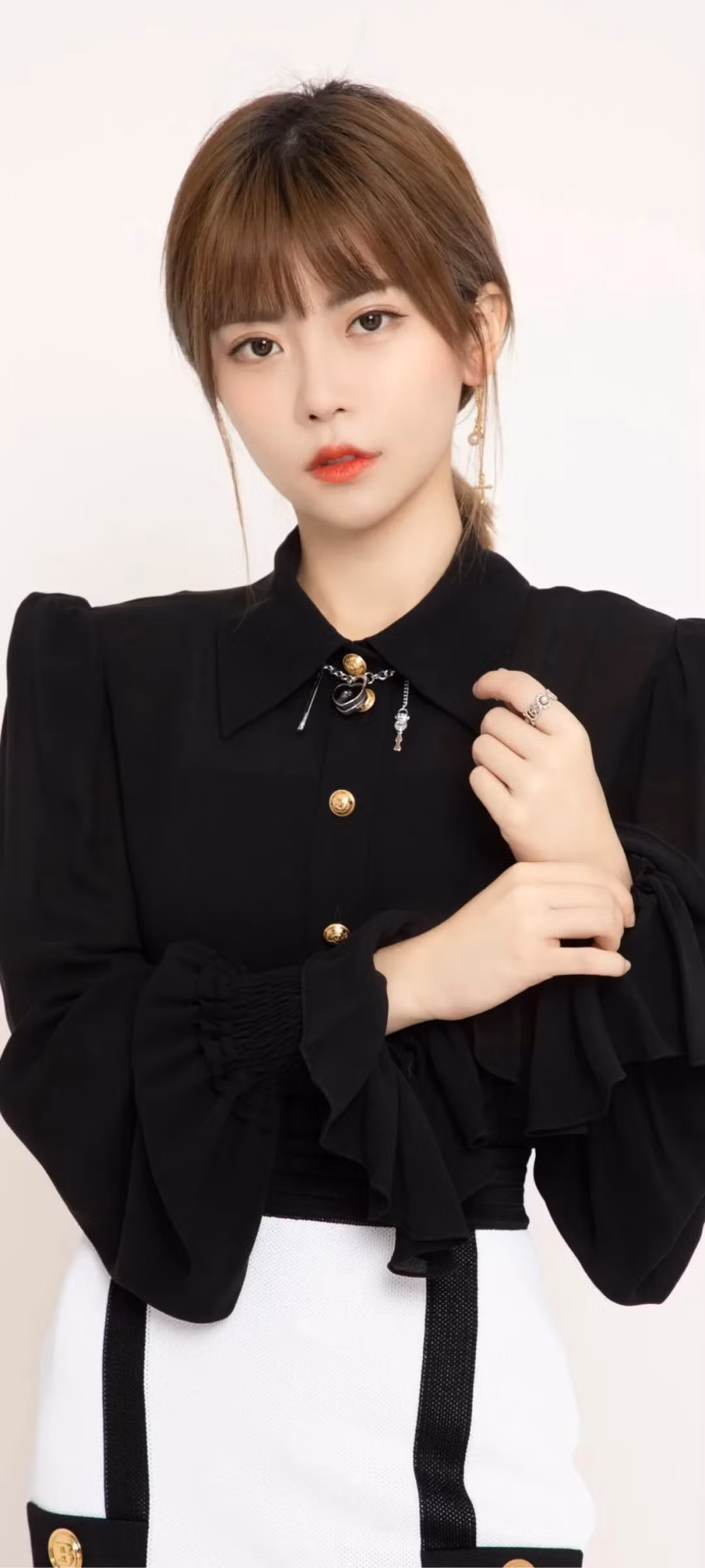 Với lợi thế ngoại hình, nữ caster này không khó để gây dựng lại sự nghiệp từ đầu. Dù thường xuyên gây tranh cãi với những content phản cảm, thế nhưng Chu Thục Di vẫn rất khôn khéo xử lý để lấy lại lòng tin từ người hâm mộ.