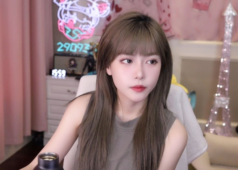 Đối mặt với vấn đề này, dường như nữ caster cũng tỏ ra rất lúng túng.