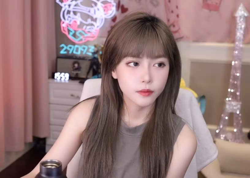 Đối mặt với vấn đề này, dường như nữ caster cũng tỏ ra rất lúng túng.