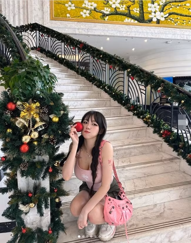 Giữa không gian xanh mướt của đảo ngọc Phú Quốc, người đẹp 9x khoe trọn vẻ đẹp tươi tắn, nóng bỏng dù không cần phô diễn da thịt quá nhiều.