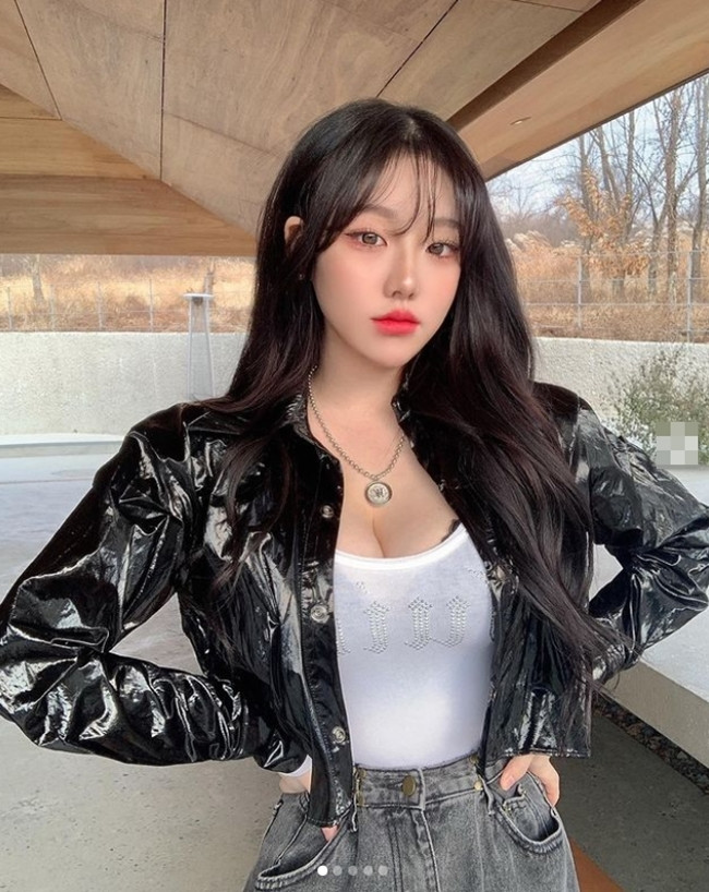 Người đẹp không ăn kiêng khắt khe mà duy trì chế độ dinh dưỡng cân bằng với nhiều thịt nạc, rau xanh, ngũ cốc, chocolate đen và hoa quả mọng.