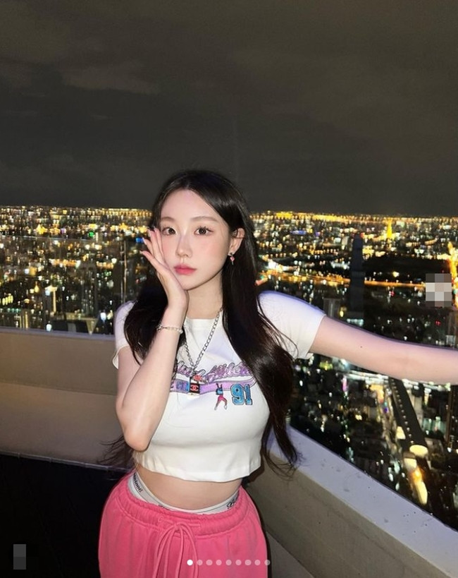 Trong khi bơi lội giúp đốt cháy calo và đuổi hết mỡ thừa giúp người đẹp duy trì body cân đối thì tắm khoáng nóng và bể sục đem lại cho mẫu nội y làn da mịn màng và tinh thần khỏe khoắn.