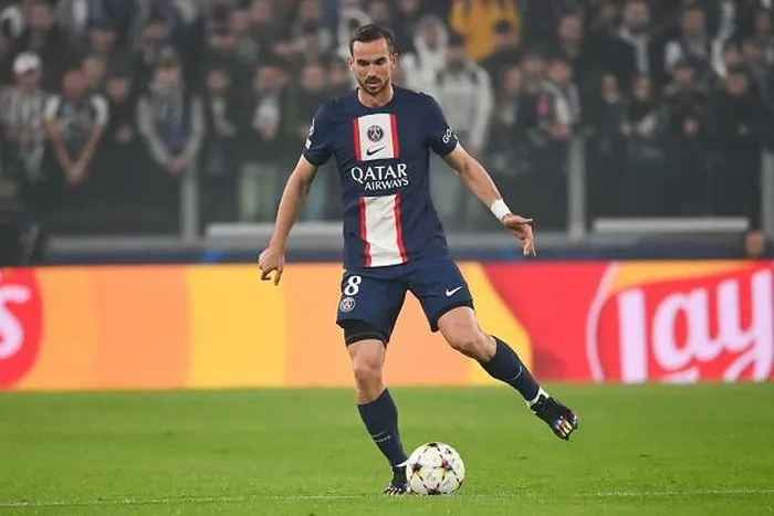 Ruiz đang thi đấu khá tốt trong màu áo PSG và được định giá lên đến 45 triệu euro. Tuy nhiên, anh cũng phải chịu chung cảnh ngộ ngồi nhà xem World Cup như đồng đội Sergio Ramos.