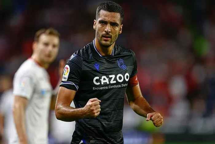 Merino được HLV Enrique triệu tập lên tuyển từ tháng 3/2020, nhưng mới chỉ có 3 lần đá chính từ đó đến nay. Ở mùa này, tiền vệ sinh năm 1996 có phong độ khá tốt với 1 bàn, 6 kiến tạo tại La Liga, nhưng vẫn bị làm ngơ.