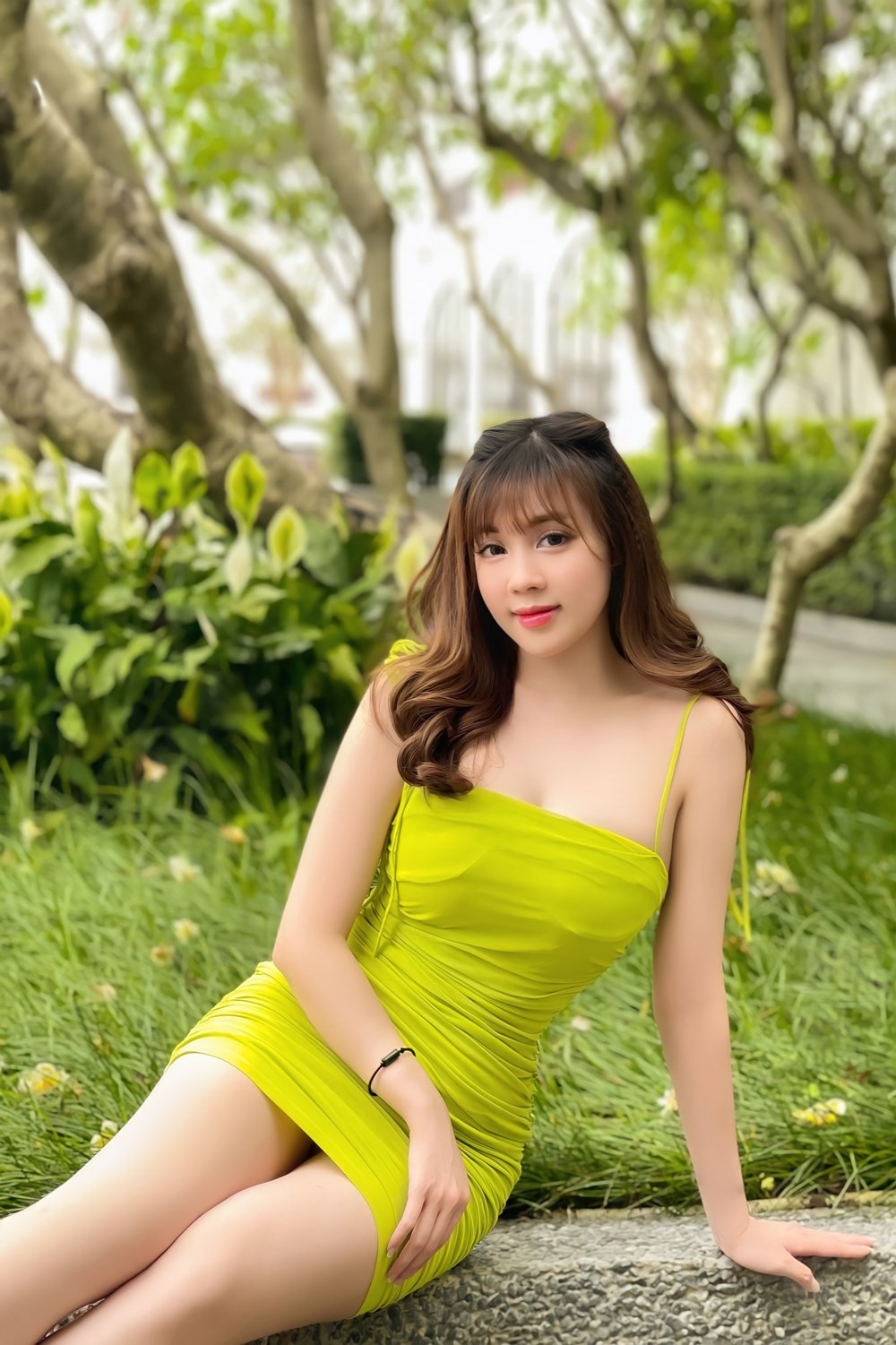 Tuy nhiên, với người đẹp sinh năm 1994 này mặc đẹp là mặc phù hợp hoàn cảnh, nếu như lên lớp cô ăn vận kín đáo, nền nã bao nhiêu thì ngoài đời cô lại có xu hướng chọn những item thoải mái, không phô phang quá đà mà vẫn đảm bảo yếu tố gợi cảm.