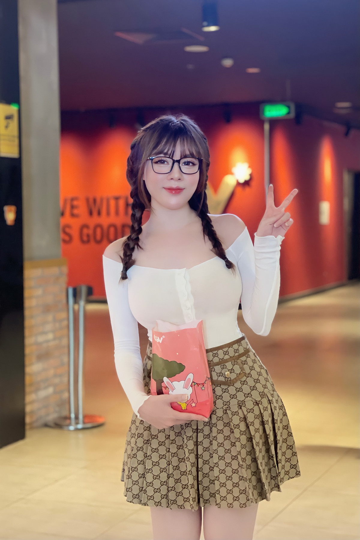 Hiện tại hot girl 9X này là giảng viên trường Đại học Ngoại ngữ, Đại học Quốc gia Hà Nội. Ngoài ra, chuyện ly hôn lùm xùm của cô với diễn viên Trọng Hưng cũng thu hút nhiều sự chú ý của cư dân mạng.