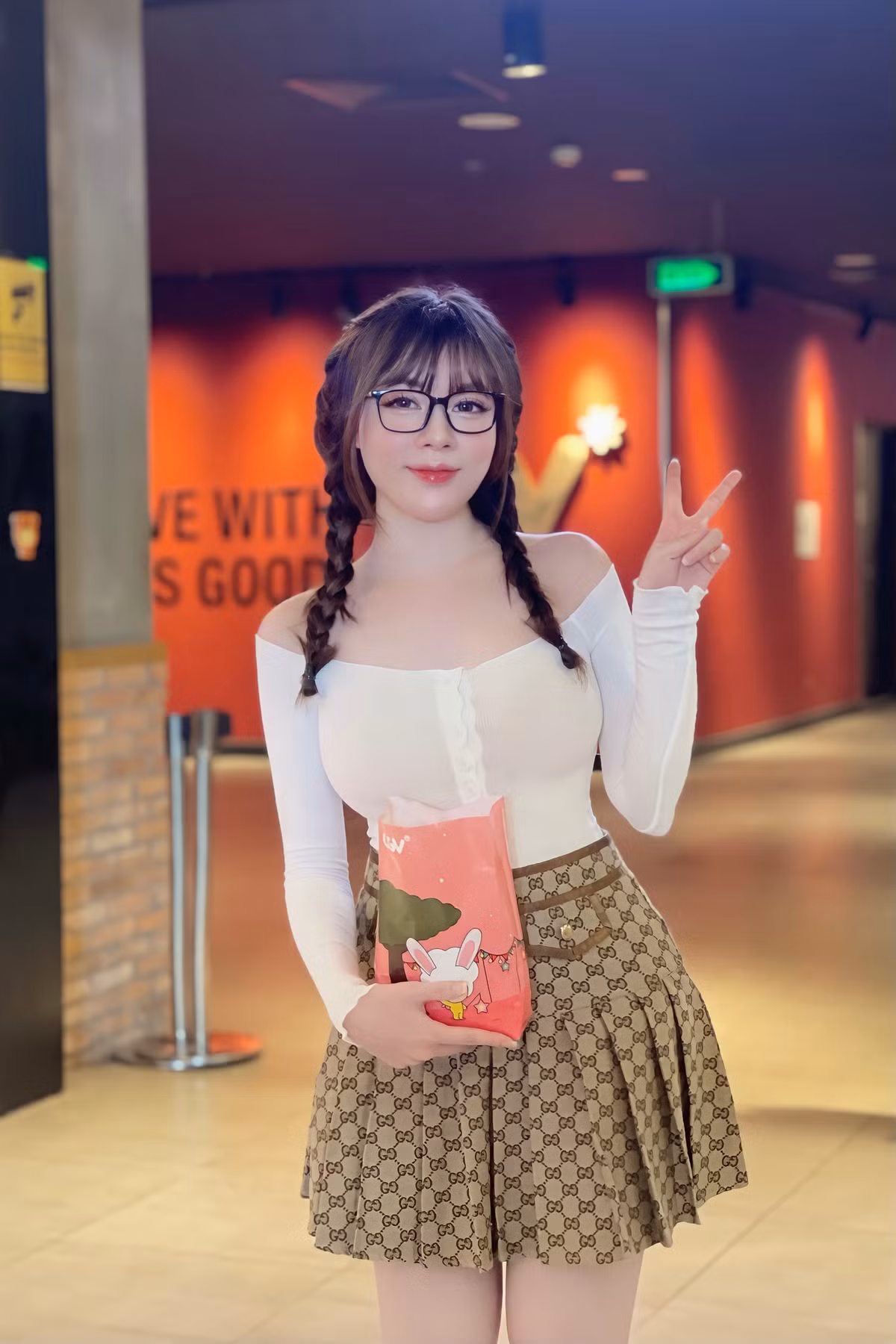 Hiện tại hot girl 9X này là giảng viên trường Đại học Ngoại ngữ, Đại học Quốc gia Hà Nội. Ngoài ra, chuyện ly hôn lùm xùm của cô với diễn viên Trọng Hưng cũng thu hút nhiều sự chú ý của cư dân mạng.