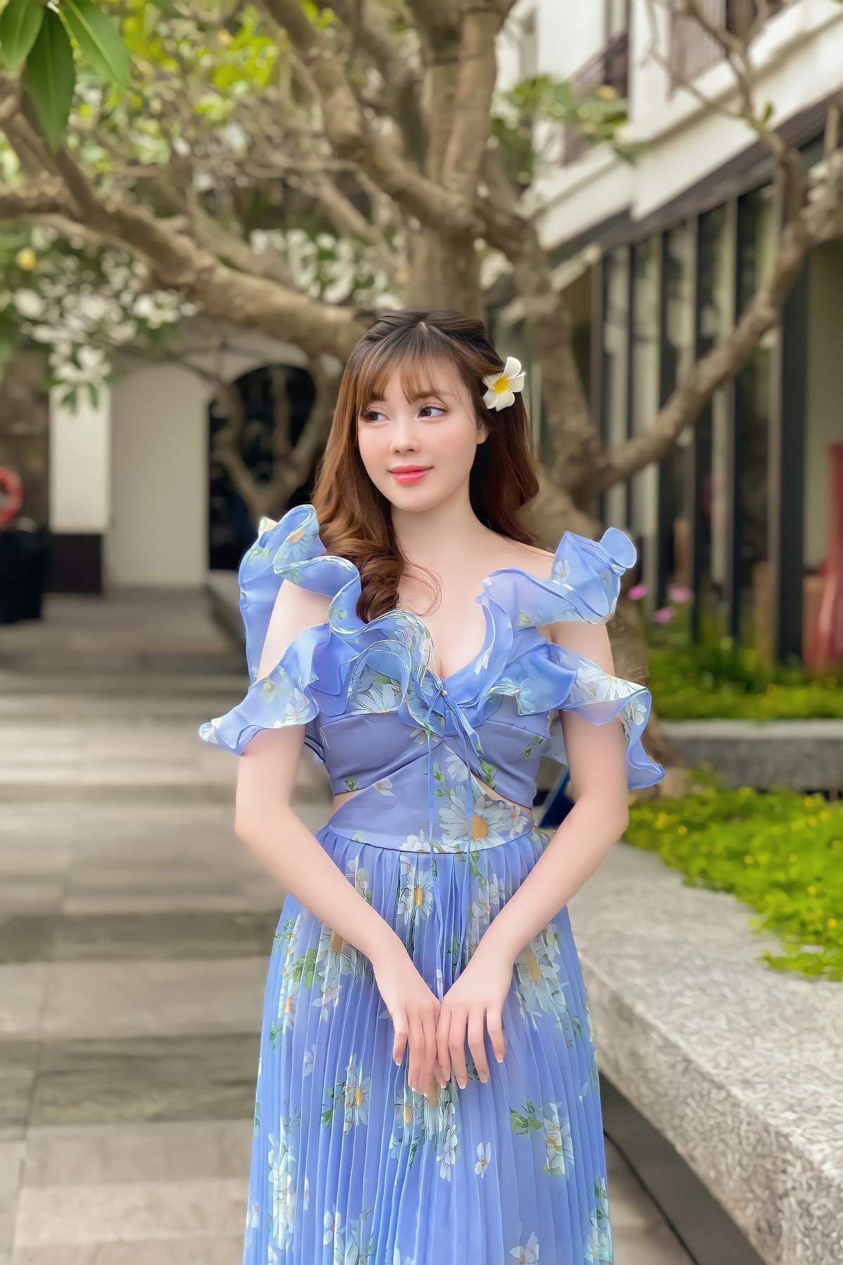 Thay vì những bộ đồ hở bạo như trước thì nay nữ giảng viên xinh đẹp đã có sự tiết chế và tinh tế hơn trong cách chọn đồ. Để vừa đảm bảo không phô phang mà vẫn quyến rũ.