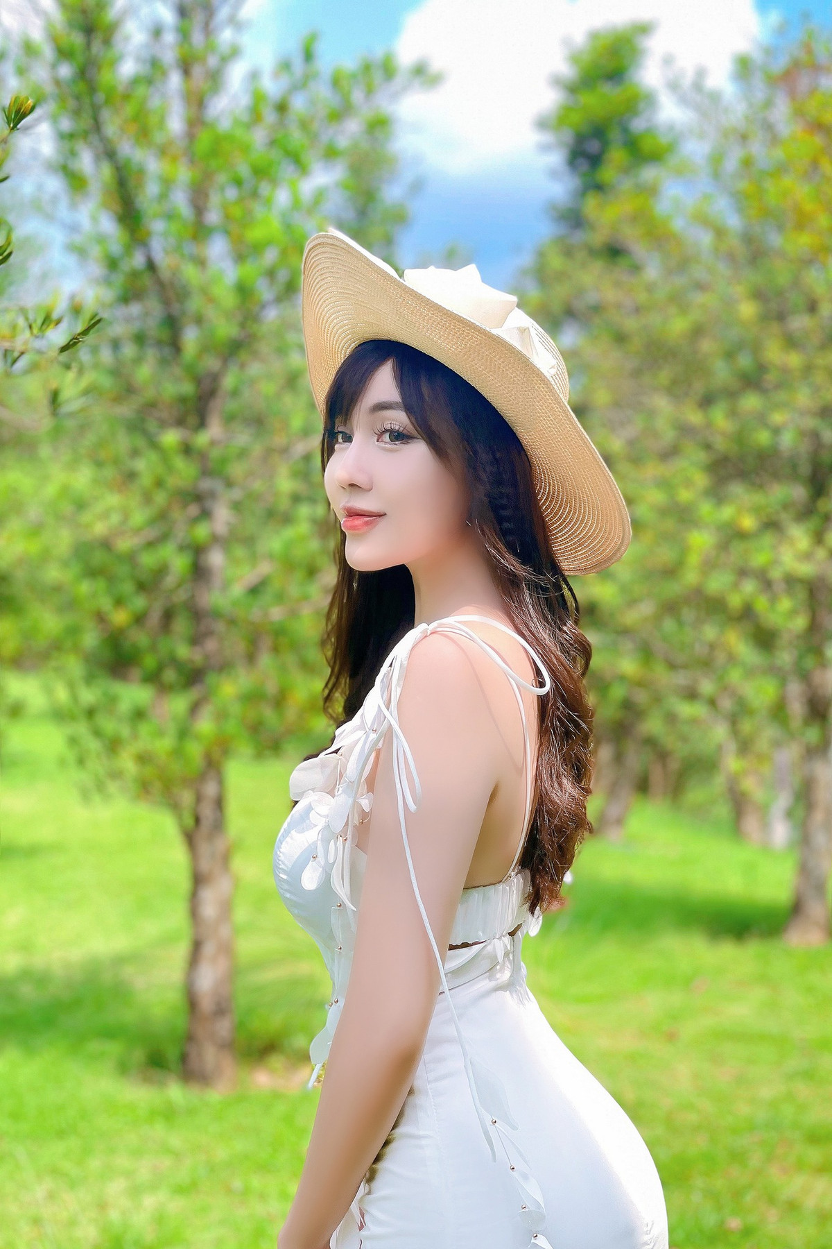 Nhờ lợi thế ngoại hình quyến rũ, Âu Hà My tự tin chưng diện những thiết kế khoét cổ sâu hay váy bó sát cơ thể, khoe đường cong.