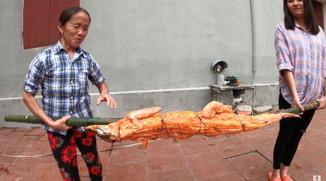 Cụ thể, ở công đoạn nướng thịt cá sấu, vì sợ làm cháy con cá sấu, bà Tân Vlog đã nhờ đến sự giúp đỡ của người con gái mình để xoay cho con cá sấu chín đều toàn thân. Nhờ đó, món thịt cá sấu nướng siêu cay được hoàn thành suôn sẻ.