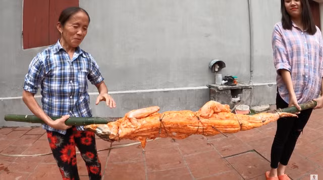 Cụ thể, ở công đoạn nướng thịt cá sấu, vì sợ làm cháy con cá sấu, bà Tân Vlog đã nhờ đến sự giúp đỡ của người con gái mình để xoay cho con cá sấu chín đều toàn thân. Nhờ đó, món thịt cá sấu nướng siêu cay được hoàn thành suôn sẻ.