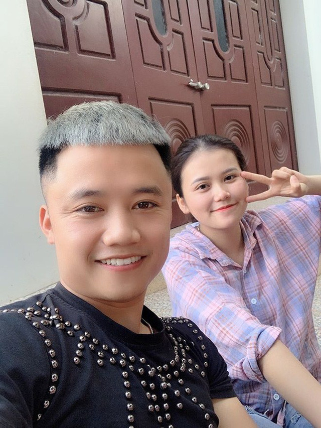 Lục lại Facebook của Hưng Vlog thì cũng biết, anh chàng này từng đăng ảnh chụp chung với cô cùng dòng caption "Em gái Hưng có anh nào rước nó không, ở nhà tốn gạo, tốn cơm quá".