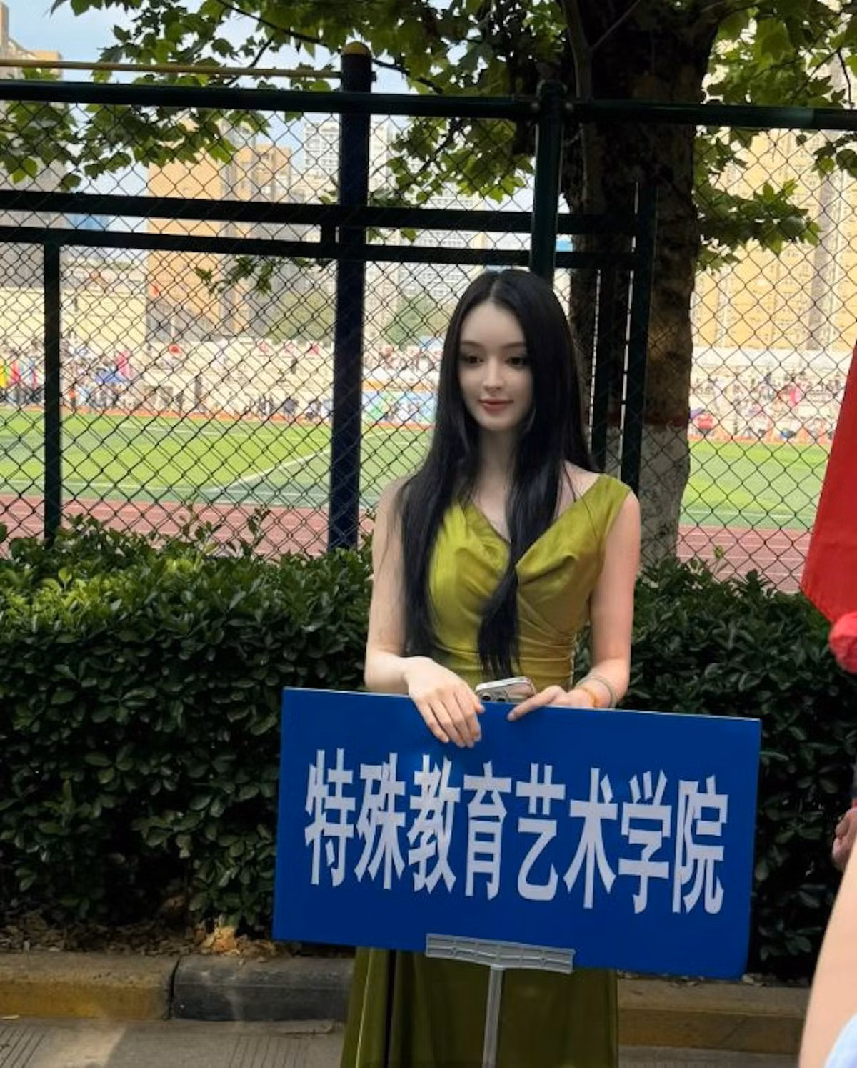 Nữ sinh Trần Nguyệt, người dẫn đầu đoàn với bảng tên, đã gây "bão" nhờ vẻ đẹp nổi bật. Sự xuất hiện của cô nhanh chóng trở thành chủ đề bàn tán sôi nổi trên các trang mạng xã hội.