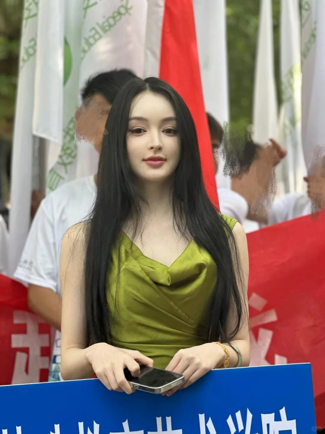 Theo truyền thông địa phương, Trần Nguyệt luôn nằm trong nhóm có thành tích học tập xuất sắc, đồng thời là một học sinh năng khiếu được chú ý tại trường, đặc biệt trong các lĩnh vực mỹ thuật và viết lách.