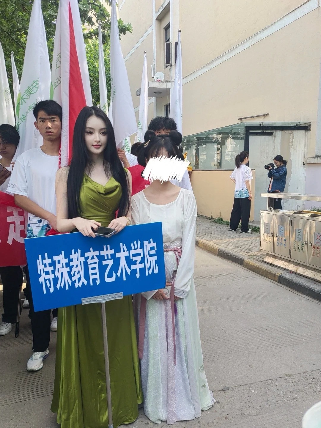 Tuy nhiên, sau những lời khen và nghi ngờ, sự thật được tiết lộ khiến cả mạng xã hội xúc động: Trần Nguyệt là một người khiếm thính, học Khoa Giáo dục Đặc biệt.
