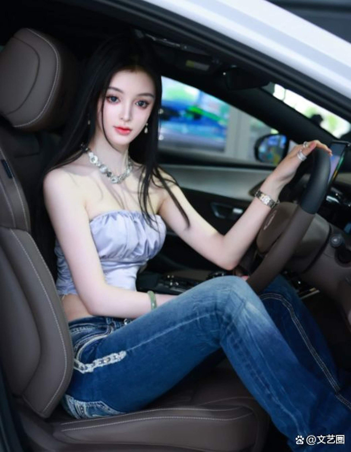 Một bạn học của Trần Nguyệt chia sẻ: “Hôm ấy, rất nhiều người muốn chụp ảnh cùng Trần Nguyệt. Cô ấy không hề tỏ vẻ mệt mỏi hay khó chịu, luôn cúi đầu chào và mỉm cười đáp lại. Là người khiếm thính nhưng chưa bao giờ tỏ ra xa cách”.