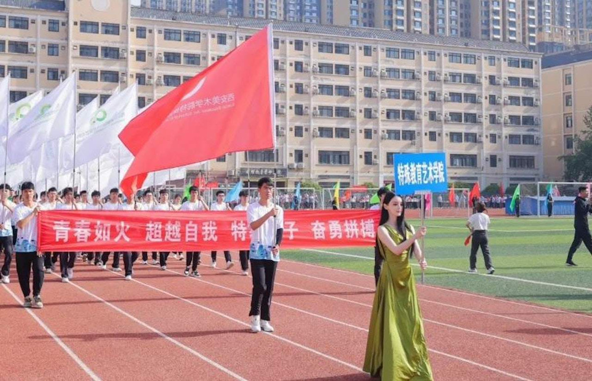 Gương mặt hài hòa, sống mũi cao thẳng, nụ cười nhẹ cùng khí chất trong sáng đã khiến nhiều người lầm tưởng hot girl cầm bảng này là nhân vật được tạo ra bằng AI.