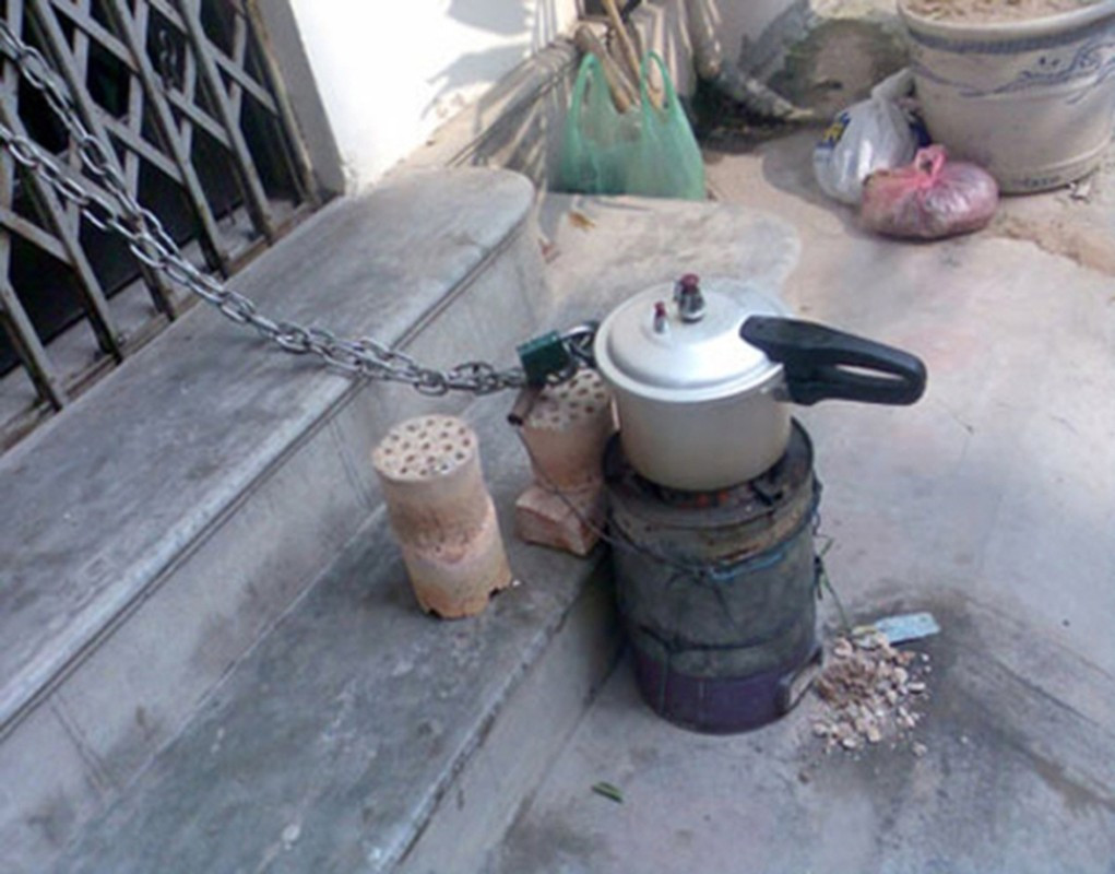 Thời buổi trộm cắp không biết đâu mà lường, nên là có cái nồi cũng phải khóa cho an tâm.