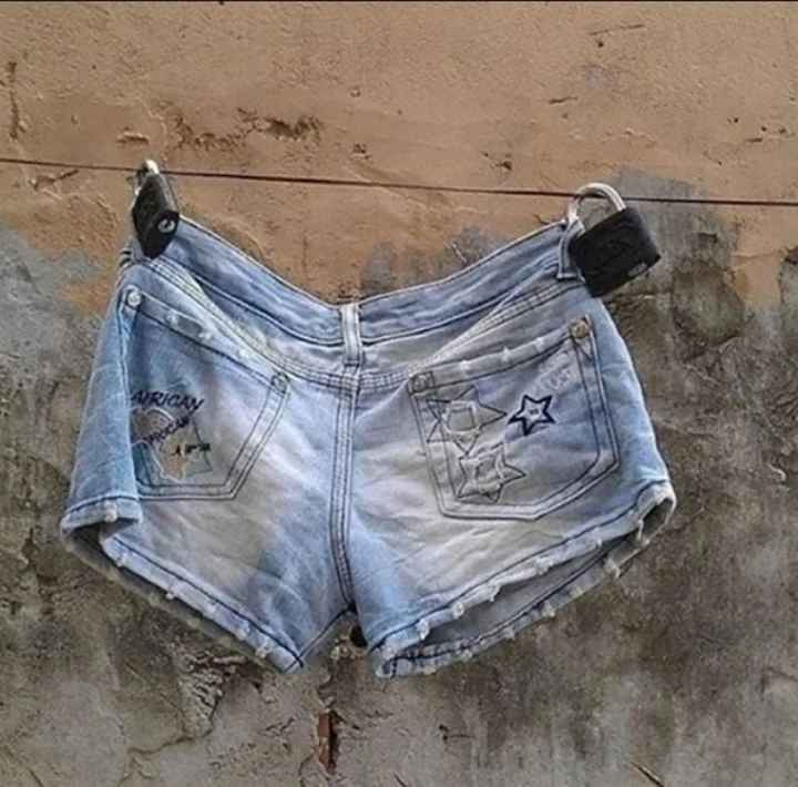 Gặp hôm trời thì nồm, quần áo thì ẩm ướt, còn chiếc quần duy nhất sắp khô thì phải đầu tư 2 ổ khóa mới yên lòng.