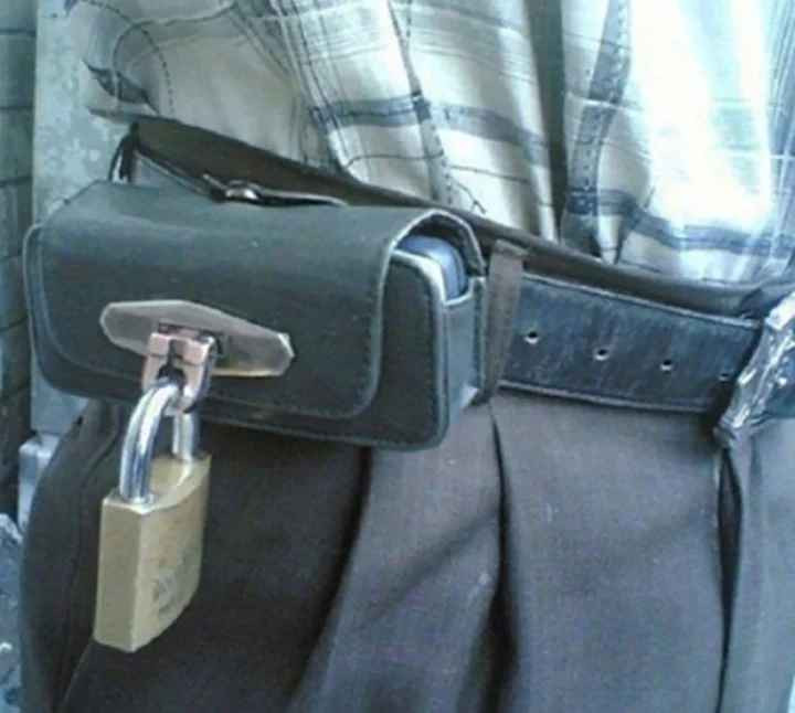 Nhiều khi đồ để bên người vẫn chưa chắc cú, phải thêm ổ khóa mới yên tâm.