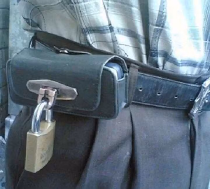 Nhiều khi đồ để bên người vẫn chưa chắc cú, phải thêm ổ khóa mới yên tâm.