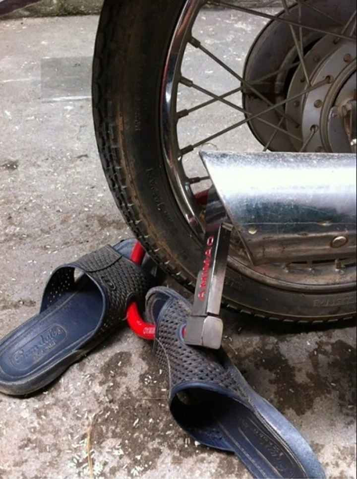 Vừa giữ được xe vừa không lo mất dép, đúng là một công đôi việc.