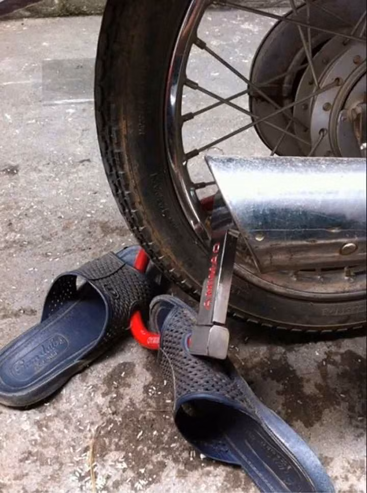 Vừa giữ được xe vừa không lo mất dép, đúng là một công đôi việc.