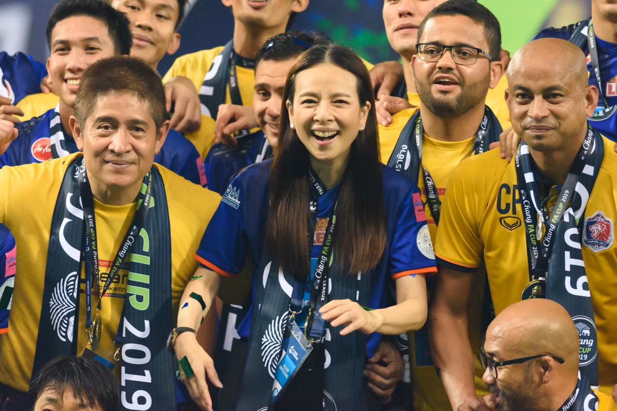 Theo truyền thông Thái Lan, trong 6 năm từ 2009 tới 2015, thời điểm tuyển nữ Thái Lan lần đầu tham dự World Cup, nữ tỷ phú sinh năm 1966 đã đầu tư khoảng 100 triệu baht (65 tỷ đồng) nhằm nâng tầm đội tuyển bóng đá nước này.