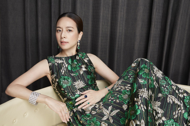 Nualphan Lamsam, thường được gọi với nickname "Madam Pang" tốt nghiệp ngành marketing tại Đại học Chulalongkorn danh tiếng ở Thái Lan. Sau đó, tân trưởng đoàn bóng đá Thái Lan theo học bằng thạc sĩ quản lý tại Đại học Boston.