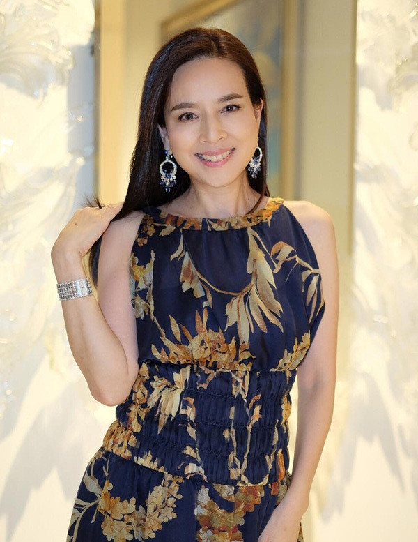 Về phương diện thể thao, nữ doanh nhân 55 tuổi hiện còn là Chủ tịch của CLB Port FC - đội bóng đứng thứ ba giải vô địch Thái Lan mùa trước.