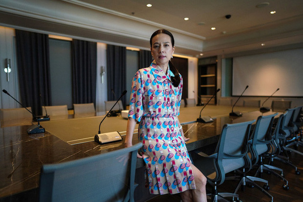 Bà Nualphan Lamsam sinh năm 1966 trong một gia đình gốc Hoa giàu có ở Thái Lan. Gia tộc Lamsam là chủ sở hữu của Ngân hàng Kasikorn, một trong những ngân hàng lớn nhất Thái Lan với tài sản khoảng 98 tỷ USD.