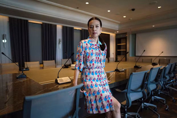 Bà Nualphan Lamsam sinh năm 1966 trong một gia đình gốc Hoa giàu có ở Thái Lan. Gia tộc Lamsam là chủ sở hữu của Ngân hàng Kasikorn, một trong những ngân hàng lớn nhất Thái Lan với tài sản khoảng 98 tỷ USD.