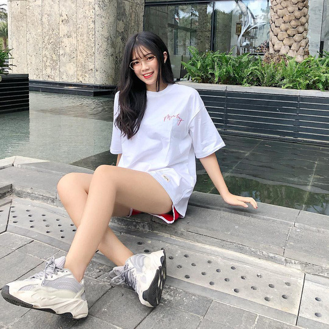 Trên trang cá nhân của mình, Thụy Hân không ngần ngại khoe những bộ bikini màu nổi như sắc neon.