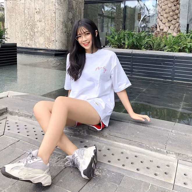 Trên trang cá nhân của mình, Thụy Hân không ngần ngại khoe những bộ bikini màu nổi như sắc neon.