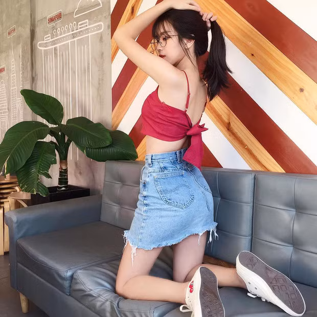 Chia sẻ về mình, Thụy Hân chia sẻ: "Lúc ấy mình còn chưa biết mẫu ảnh là như thế nào cơ, nhưng có một chị bạn của mình mở shop và nhờ mình giúp. Kể từ ấy, mình gắn bó với việc làm mẫu ảnh luôn".