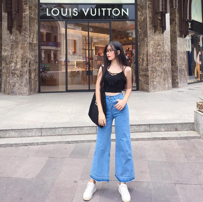 Theo nhiều người nhận xét, không chỉ xinh đẹp ngọt ngào đúng chuẩn nữ sinh trường người ta, Thụy Hân còn có đường cong nóng bỏng và một body không chút mỡ thừa.