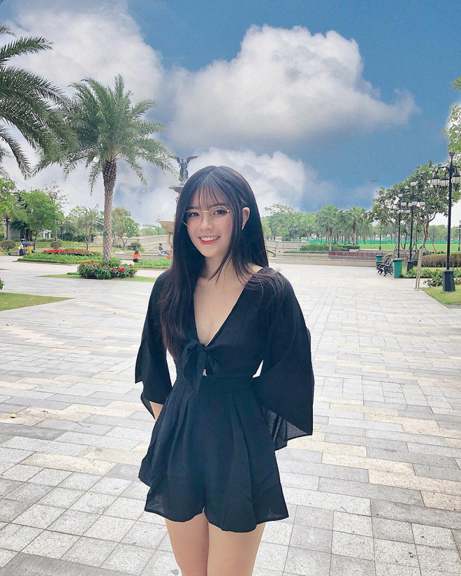 Vòng một căng tròn, chiếc eo nhỏ nhắn như Hoa hậu giúp Thụy Hân ngày càng được chú ý và nhanh chóng trở nên nổi tiếng với gần 400.000 người theo dõi trên mạng xã hội.