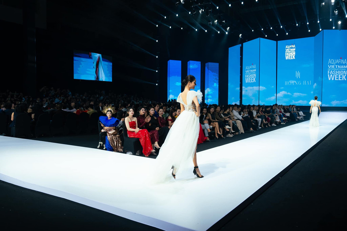 Trong ảnh, Kỳ Hân chiếm trọn spotlight với đôi chân dài miên man, nuột nà và thẳng thắp.