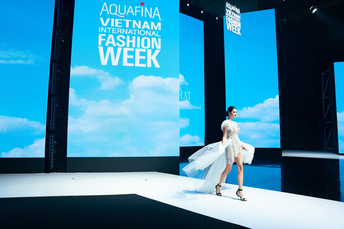 Trước đó, trong buổi tổng duyệt, đánh dấu ngày trở lại sân chơi thời trang, Kỳ hân đã đi đôi giày cao gót do chính Mạc Hồng Quân chọn và mua tặng vợ. Cầu thủ sinh năm 1992 đã chu đáo chuẩn bị cho bà xã món quà để ủng hộ và cổ vũ nàng trở lại với đam mê trước khi cả hai kết hôn.