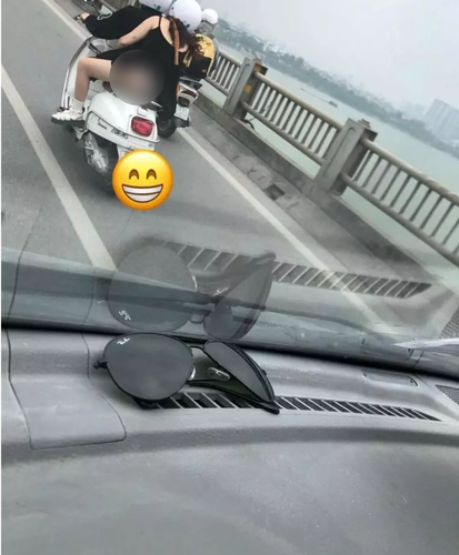 Việc ăn mặc phản cảm dù bị lên án rất nhiều song một vài cô gái vẫn bất chấp, chung thủy với lối ăn mặc mát mẻ để trở thành tâm điểm chú ý.