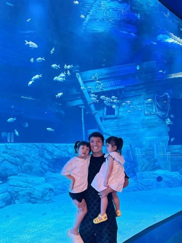 Qua ảnh có thể thấy vợ chồng Tiến Dũng đang rất hạnh phúc. Thậm chí ở một số khung ảnh, bà xã của nam cầu thủ còn chủ động selfie.