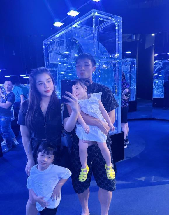 Mới đây, Bùi Tiến Dũng đăng ảnh đi chơi cùng vợ con kèm chú thích: "Một buổi chiều có quá nhiều cảm xúc của nhà DuLiShiChi".