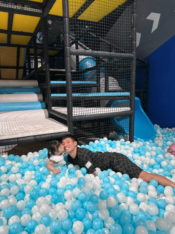 Nhưng sau đó, trung vệ Bùi Tiến Dũng đính chính về việc facebook của vợ bị hack.