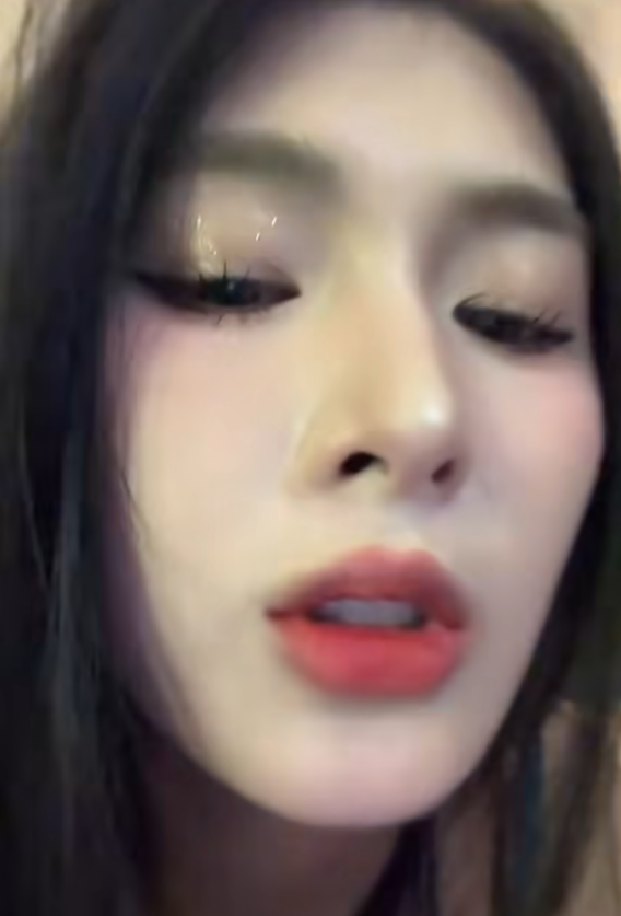 Chưa kịp bày tỏ thì người xem phải "ngỡ ngàng" với hành động dứt khoát sau đó của cô nàng.