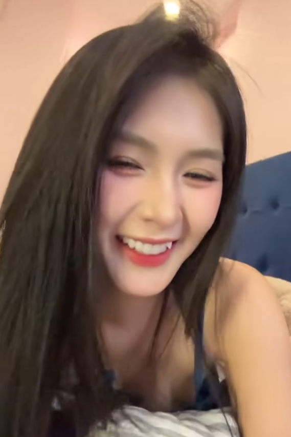 Quỳnh Alee gửi nụ hôn trộm đến người xem thông qua màn hình điện thoại.