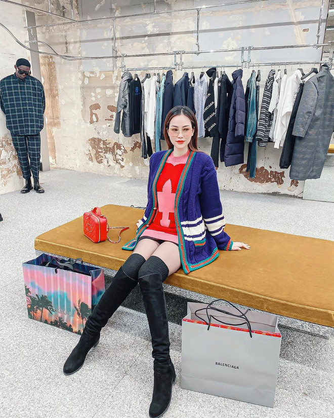 Trước đó, Lan Phương cũng thường xuyên đăng ảnh check-in tại các store hàng hiệu và khoe thành quả mua sắm.