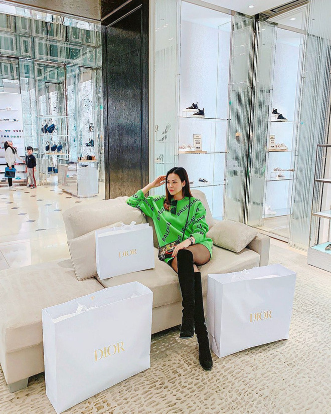 Được biết đây là thành quả trong chuyến du lịch Paris (Pháp) của Lan Phương.