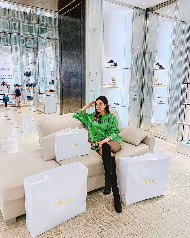 Được biết đây là thành quả trong chuyến du lịch Paris (Pháp) của Lan Phương.