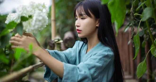  Lý Tử Thất là nữ YouTuber nổi tiếng người Trung Quốc. Trong các clip của mình, cô nàng thường diện váy dài, bước vào khu vườn, hái rau củ nấu ăn, làm đồ gia dụng.