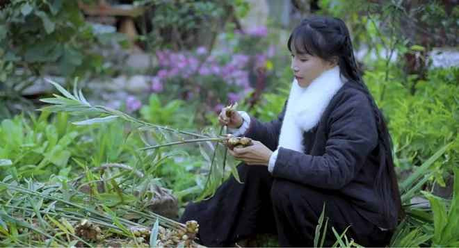 Sở dĩ Lý Tử Thất được mọi người gọi là “tiên nữ đồng quê” vì thần thái tao nhã, gương mặt thanh thoát và trang phục truyền thống của cô nàng.